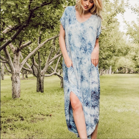 NWT Short Sleeve Blue & White Tie Dye Maxi Dress - Picture 3 of 3